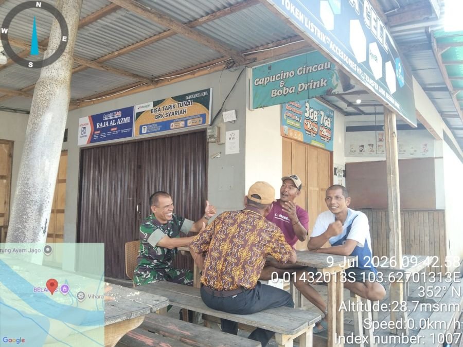 Babinsa Koramil 08/Mdh Serma H.Situmorang melaksanakan Komunikasi sosial bersama masyarakat binaan