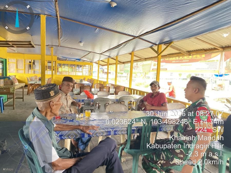BABINSA KORAMIL 08/MDH TAMPAK BERBAUR DENGAN WARGA BINAAN SAAT LAKSANAKAN KOMSOS