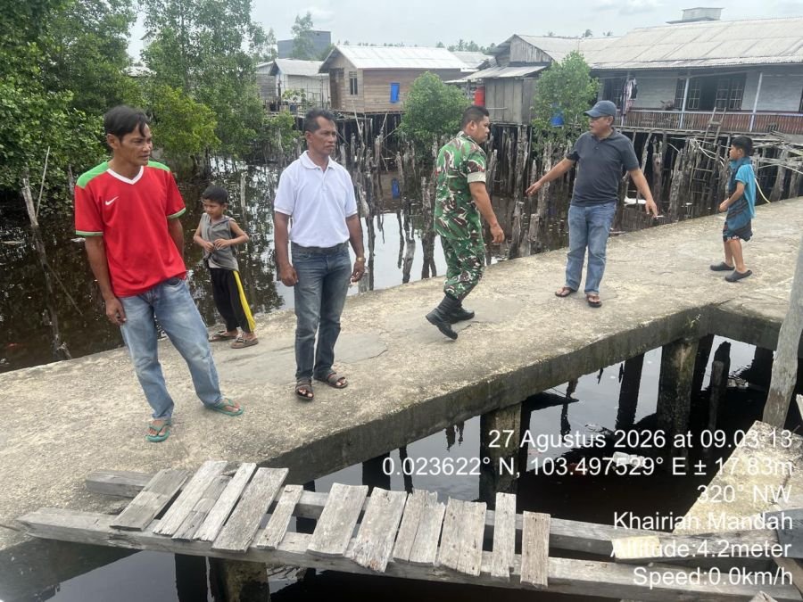Babinsa Koramil 08/Mdh.Melaksanakan kegiatan Komsos Bersama Ketua Rt Mata Air  Kel Mandah