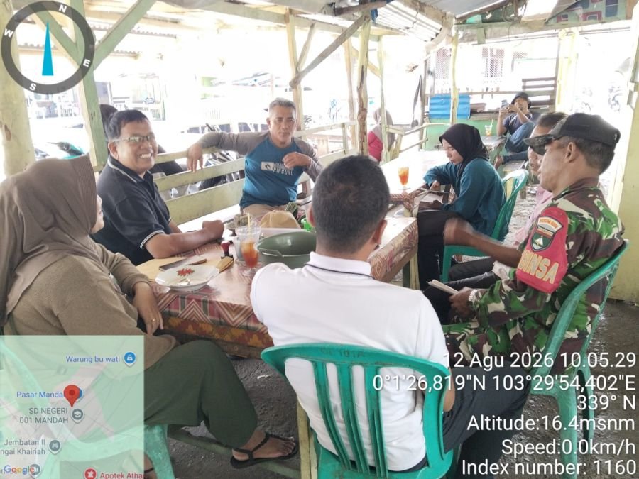 BABINSA KORAMIL 08/MDH.SERMA H.SITUMORANG LAKSANAKAN GIAT KOMSOS BERSAMA MASYARAKAT DI WARUNG KOPI