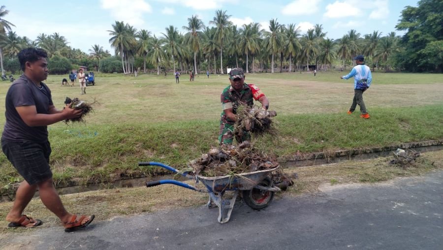 Babinsa Koramil 08/Pulau Laut Pimpin Gotong Royong Bersihkan Lapangan Sepak Bola di Desa