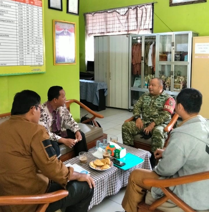 Babinsa Koramil 08/RB Jalin Komsos dengan Guru dan Wali Murid SDN 93 Rumbai Bukit