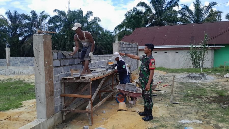 Babinsa Koramil 08/RB Monitoring Pembangunan KDKMP Muara Fajar Timur
