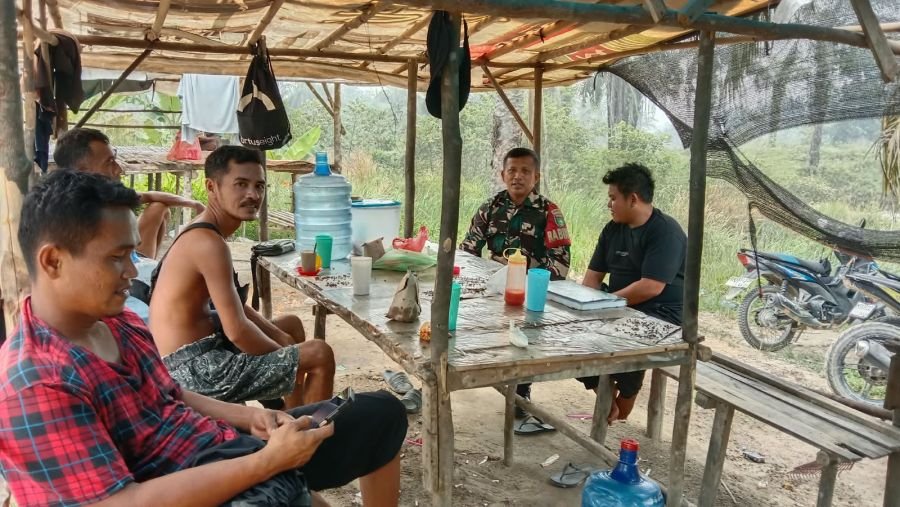 Babinsa Koramil 08/Rumbai Barat Ajak Warga Rantau Panjang Cegah Karhutla