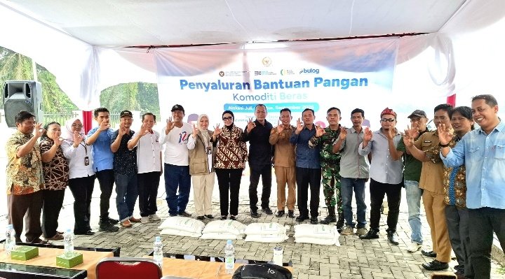 Babinsa Koramil 08/Rumbai Barat Dampingi Penyaluran Bantuan Pangan Beras