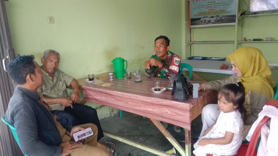 Babinsa Koramil 08/Rumbai Barat Dukung Penyaluran Bansos Tepat Sasaran Melalui Komsos