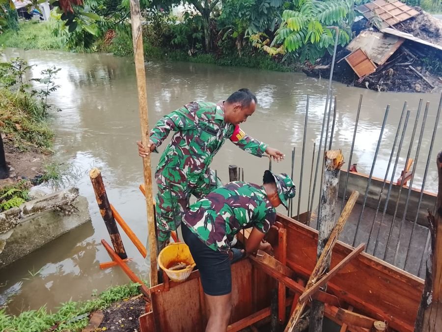 Babinsa Koramil 08/Rumbai Barat Gotong Royong Bangun Turap Demi Cegah Longsor