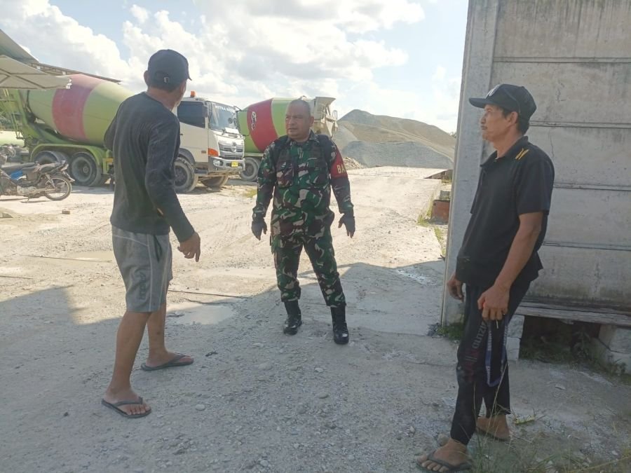 Babinsa Koramil 08/Rumbai Barat Hadir di Tengah Buruh Angkut, Pererat Kemanunggalan TNI-Rakyat
