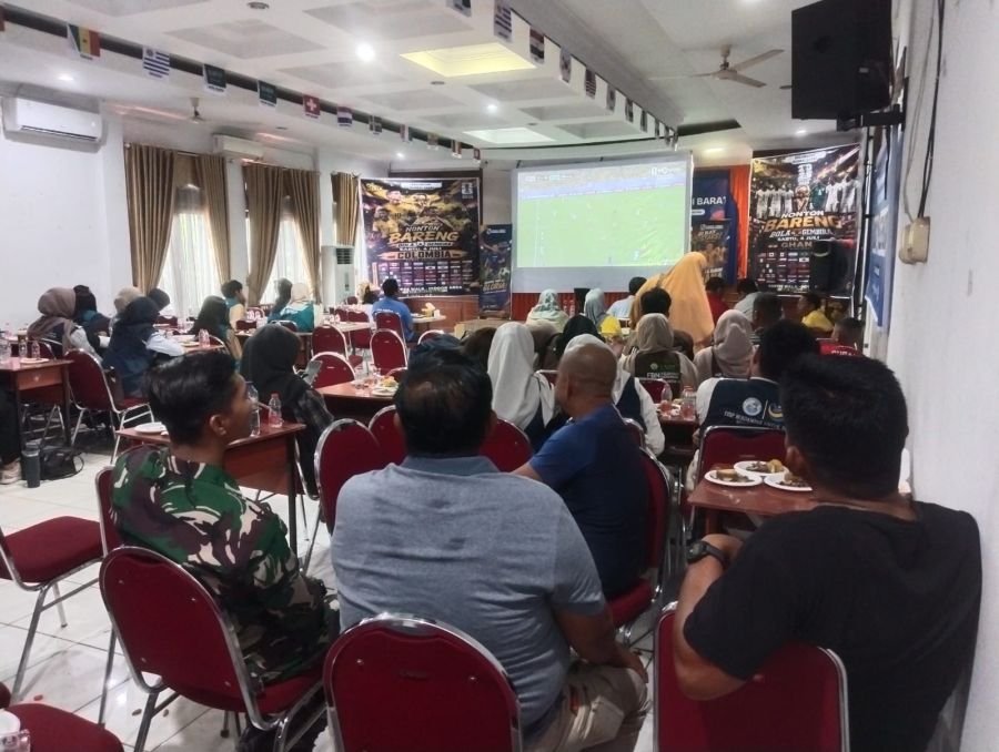 Babinsa Koramil 08/Rumbai Barat Hadir di Nobar Piala Dunia, Pererat Sinergi Bersama Masyarakat