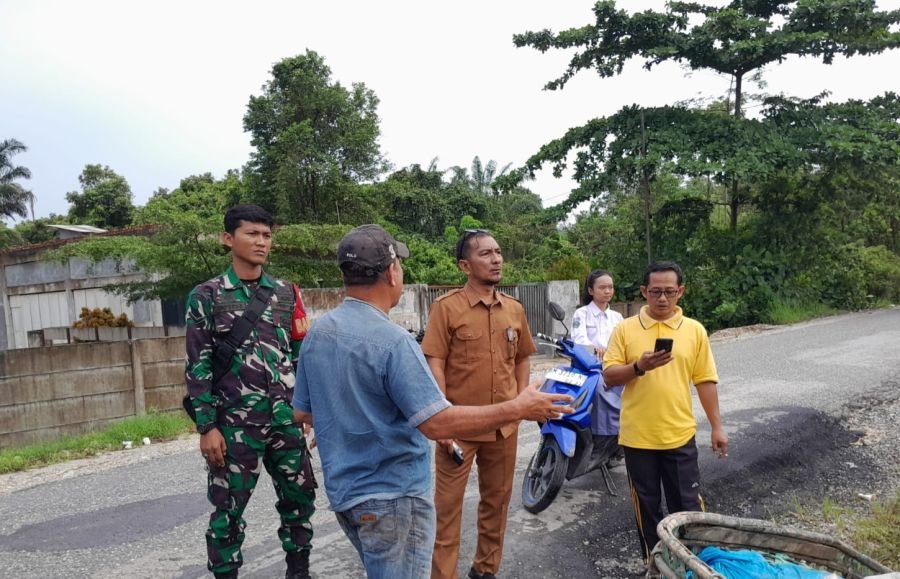 Babinsa Koramil 08/Rumbai Barat Jalin Kedekatan dengan Warga Lewat Komsos di Muara Fajar