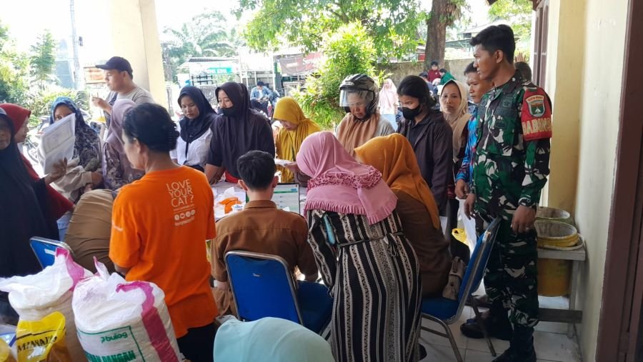 Babinsa Koramil 08/Rumbai Barat Kawal Pelayanan Administrasi Kependudukan Keliling