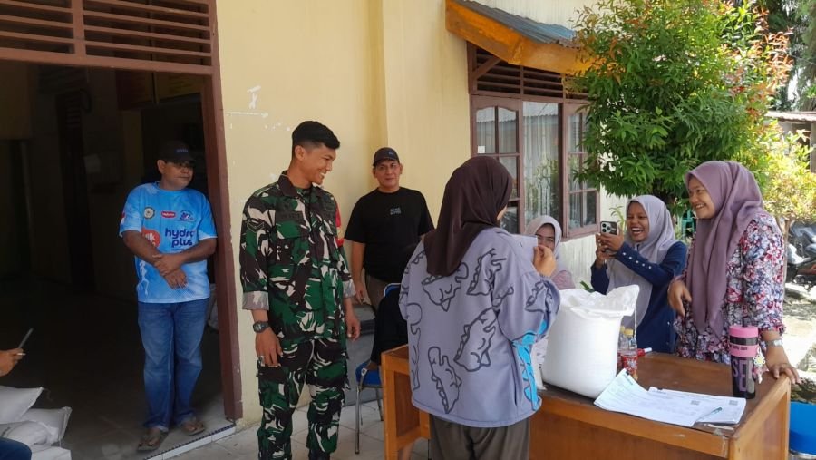 Babinsa Koramil 08/Rumbai Barat Kawal Penyaluran Bantuan Pangan Beras