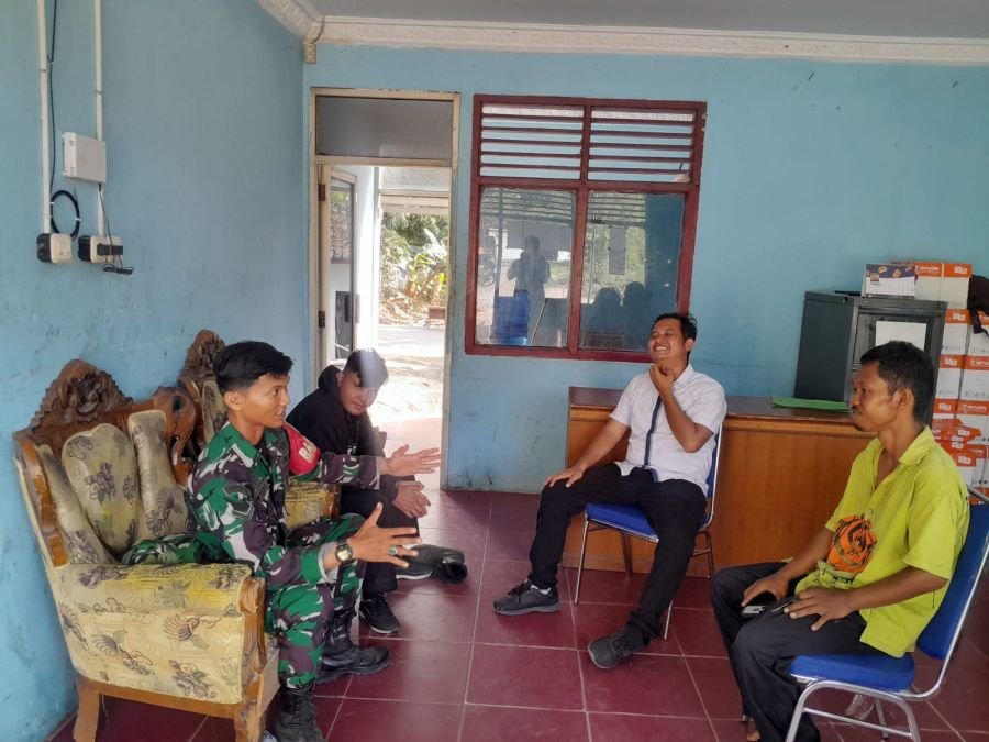 Babinsa Koramil 08/Rumbai Barat Kodim 0301/Pekanbaru Serda Widi Anugrah menggelar komunikasi sosial