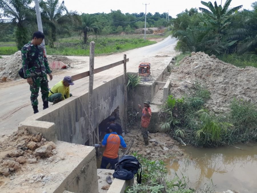 Babinsa Koramil 08/Rumbai Barat Monitor Perbaikan Gorong-Gorong di Muara Fajar Timur, Cegah Risiko B