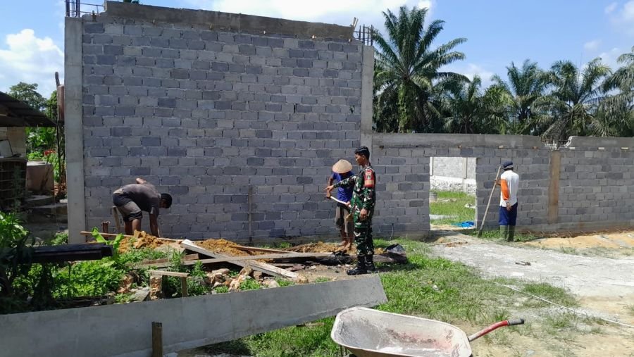 Babinsa Koramil 08/Rumbai Barat Pantau Pembangunan Koperasi Merah Putih di Muara Fajar Timur