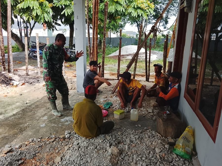 Babinsa Koramil 08/Rumbai Barat Perkuat Kedekatan dengan Pekerja Bangunan Lewat Komsos