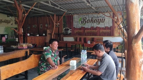 Babinsa Koramil 08/Rumbai Barat Perkuat Komsos, Ajak Warga Jaga Kamtibmas dan Cegah Karhutla