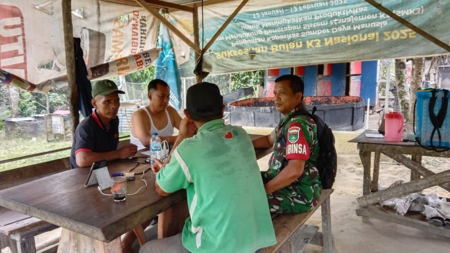 Babinsa Koramil 08/Rumbai Barat Perkuat Komsos dan Imbau Warga Cegah Karhutla