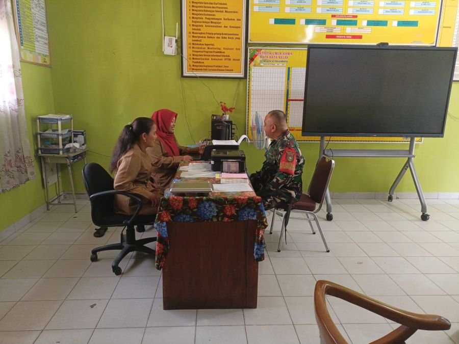 Babinsa Koramil 08/Rumbai Barat Pererat Komunikasi dengan Guru Demi Sekolah Aman
