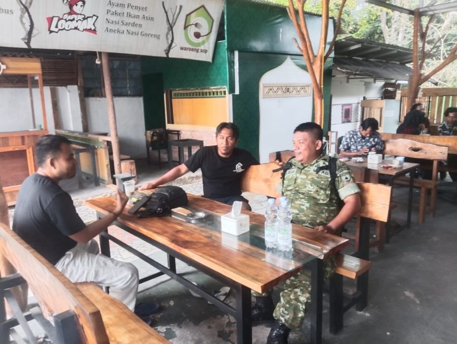 Babinsa Koramil 08/Rumbai Barat Rangkul Pemuda Lewat Komunikasi Sosial
