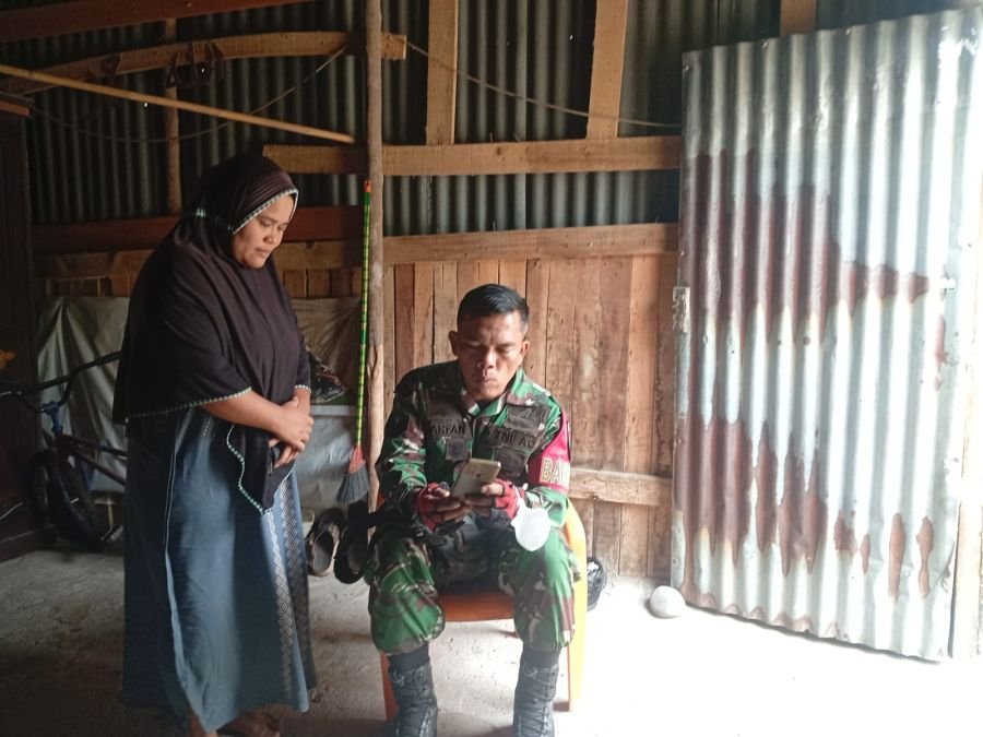 Babinsa Koramil 08/Rumbai Barat Sosialisasikan Perlinsos dan Cek Data PKH melalui IKD
