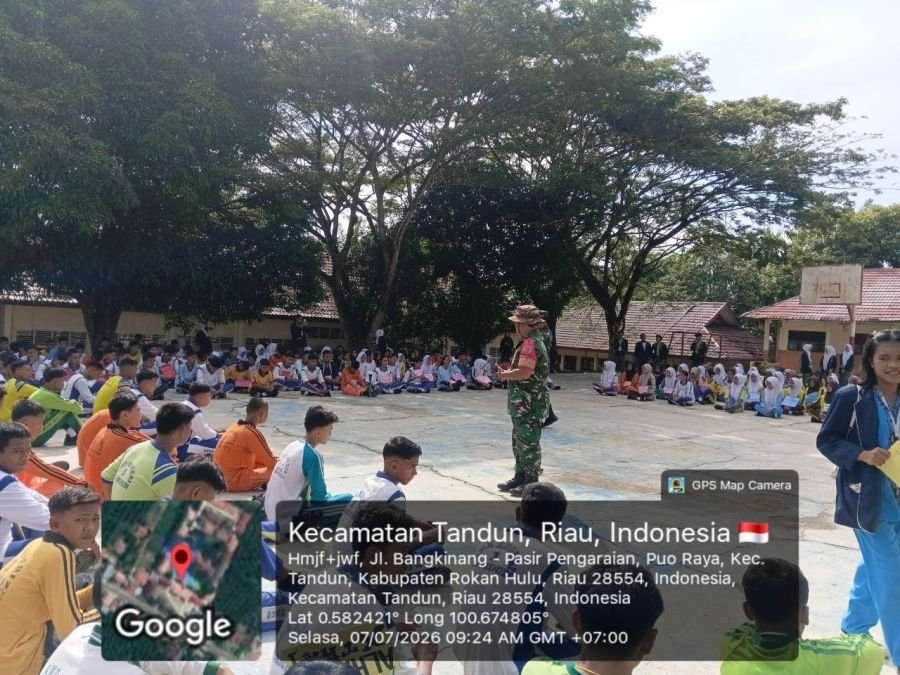 Babinsa Koramil 08/Tandun Berikan Materi MPLS di SMKN 1 Tandun