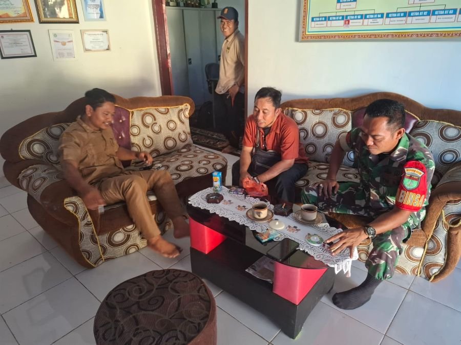 Babinsa Koramil 08/Tandun Laksanakan Komsos di Desa Tapung Jaya Rohul