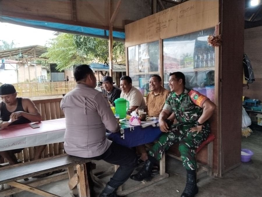 Babinsa Koramil 08/TDN Gelar Komsos, Imbau Warga Desa Giti Waspadai Cuaca Ekstrem