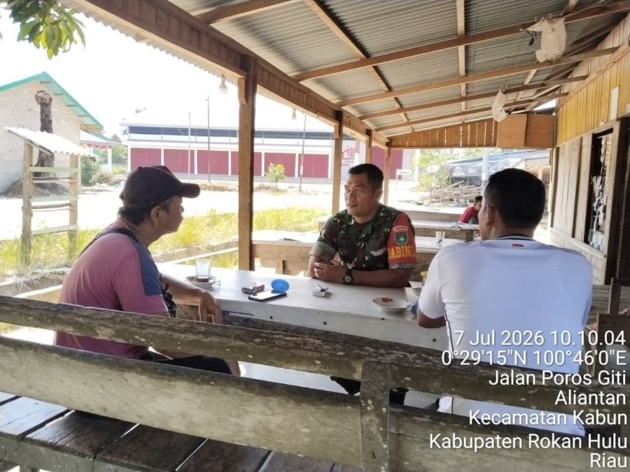 Babinsa Koramil 08/TDN Ingatkan Warga Desa Giti Jaga Faktor Keamanan Saat Bekerja