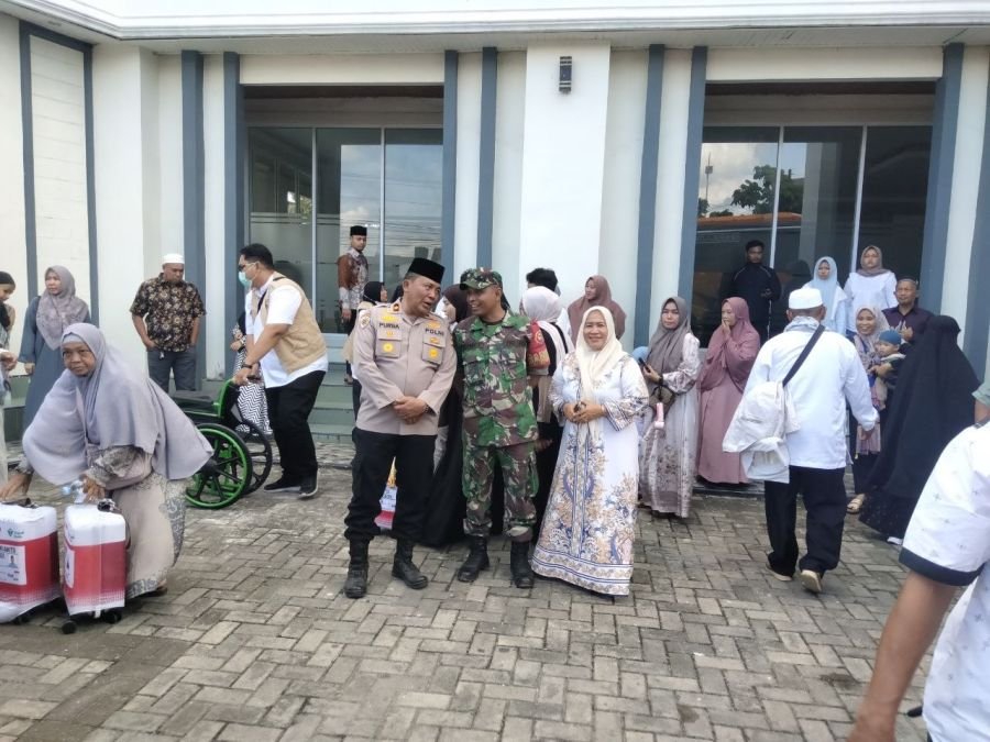 Babinsa Koramil 08/TDN Kawal Kepulangan 24 Jemaah Haji di Ujung Batu Rokan Hulu