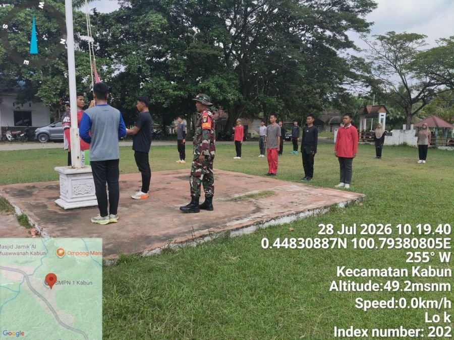 Babinsa Koramil 08/TDN Latih Paskibra Kecamatan Kabun di Halaman Kantor Camat