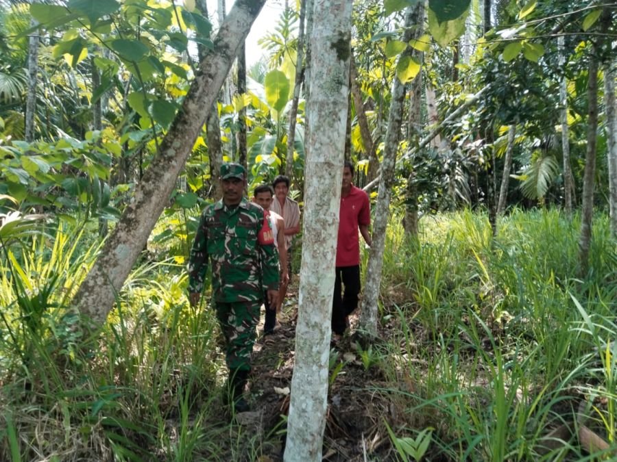 Babinsa Koramil 09 Kemuning Aktif Patroli Tapal Batas, Edukasi Warga Lintas Utara Soal Karhutla
