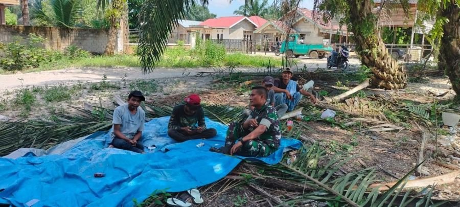Babinsa Koramil 09 Perkuat Kedekatan dengan Warga Sumber Datar