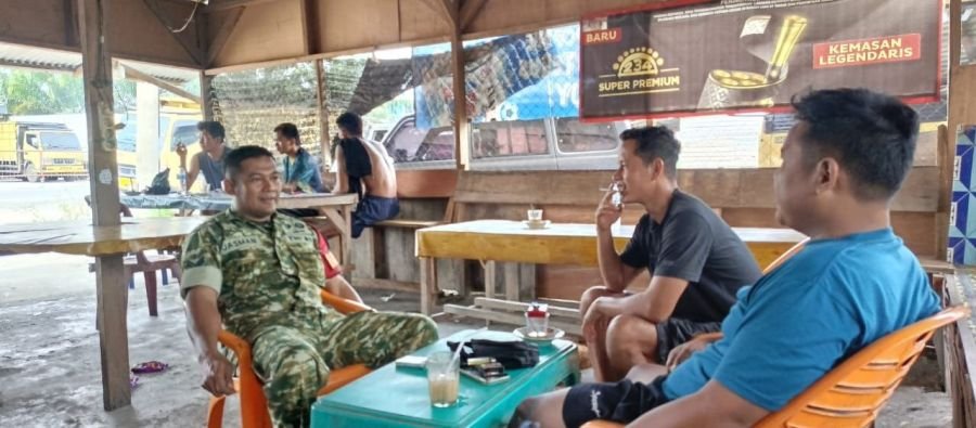 Babinsa Koramil 09 Singingi Bangun Kedekatan dengan Masyarakat Lewat Dialog Santai