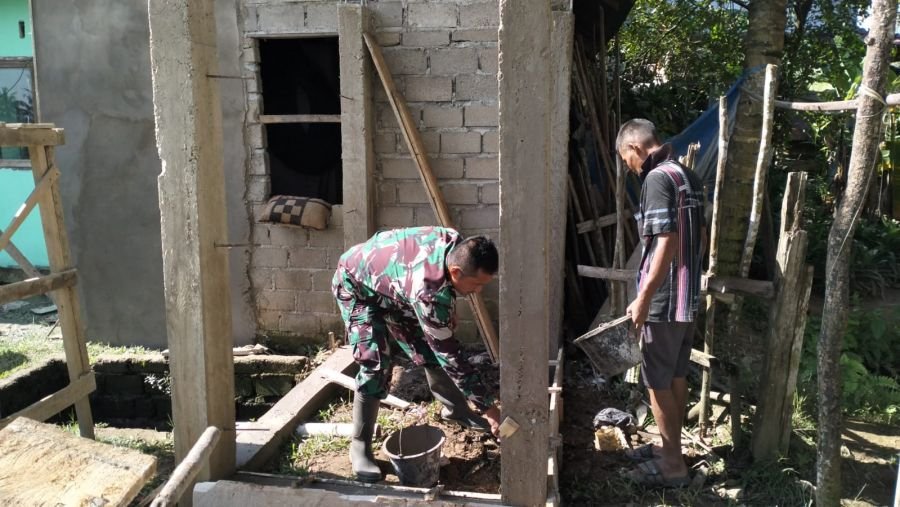Babinsa Koramil 09 Singingi Bantu Bangun Rumah, Semangat Kebersamaan Terus Terjaga