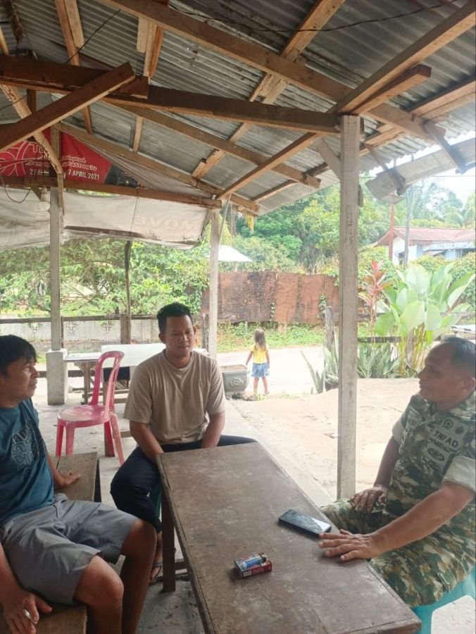Babinsa Koramil 09 Singingi Gelar Komsos di Desa Logas, Pererat Silaturahmi TNI-Masyarakat