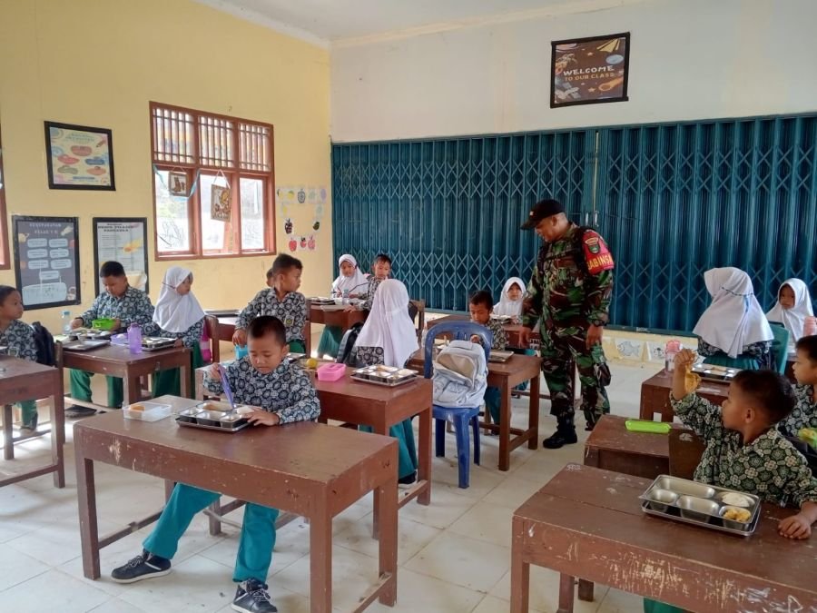 Babinsa  Koramil 09 Singingi Pastikan Program MBG di SDN 011 Bukit Raya Berjalan Lancar