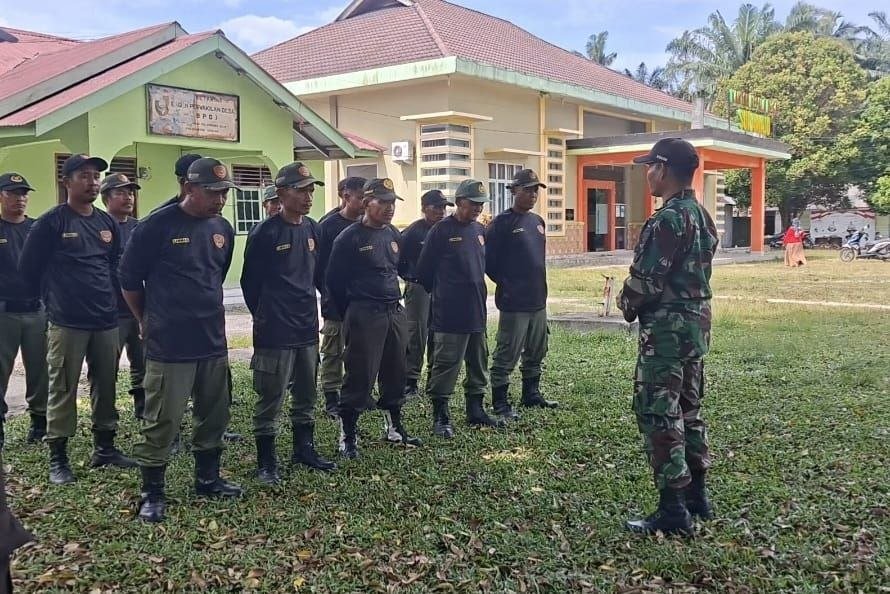 Babinsa Koramil 09 Singingi Rangkul Banser Jaga Kekompakan di Desa