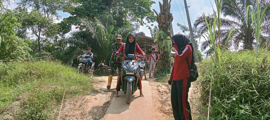 Babinsa Koramil 09/Kemuning Laksanakan Pengamanan Penyeberangan Rutin di Dusun Tua