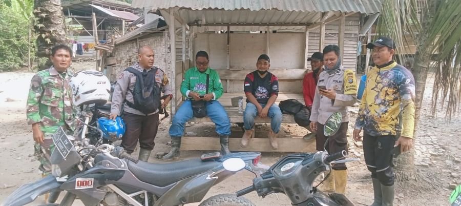 Babinsa Koramil 09/Kemuning Laksanakan Komsos Bersama Warga di Dusun Lubuk Bernai