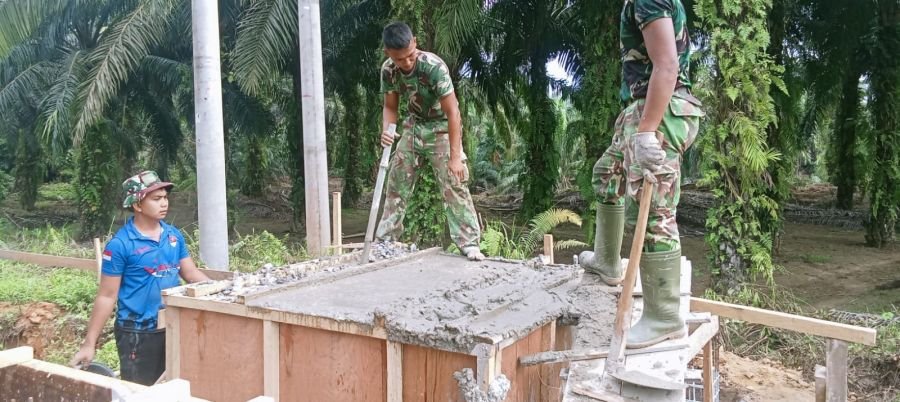 Babinsa Koramil 09/Kemuning Monitoring Perkejaan Jembatan Gantung Perintis Garuda