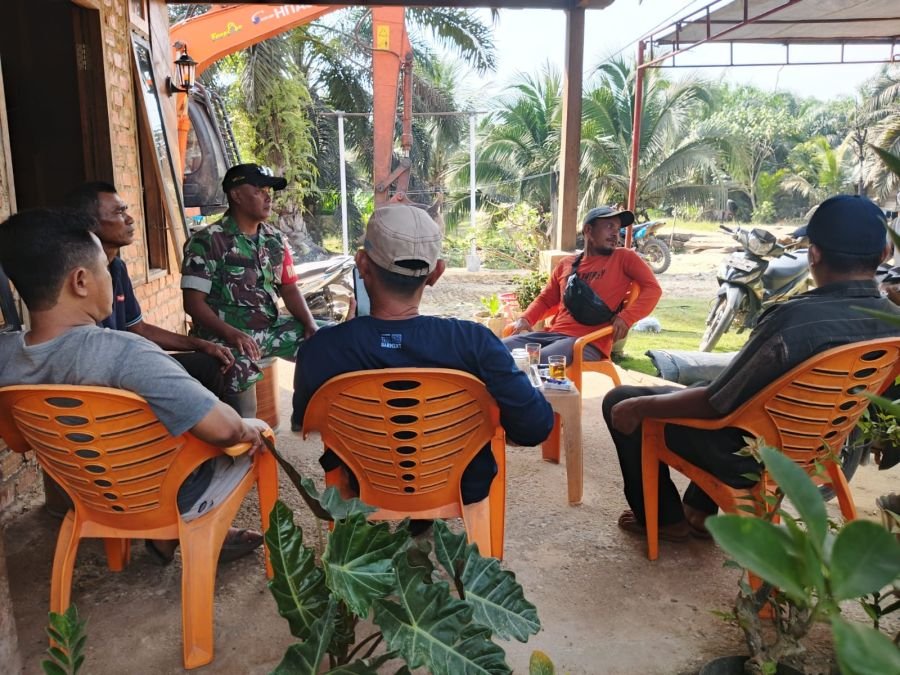 Babinsa Koramil 09/Kemuning Pererat Komunikasi dengan Warga Desa Sekayan