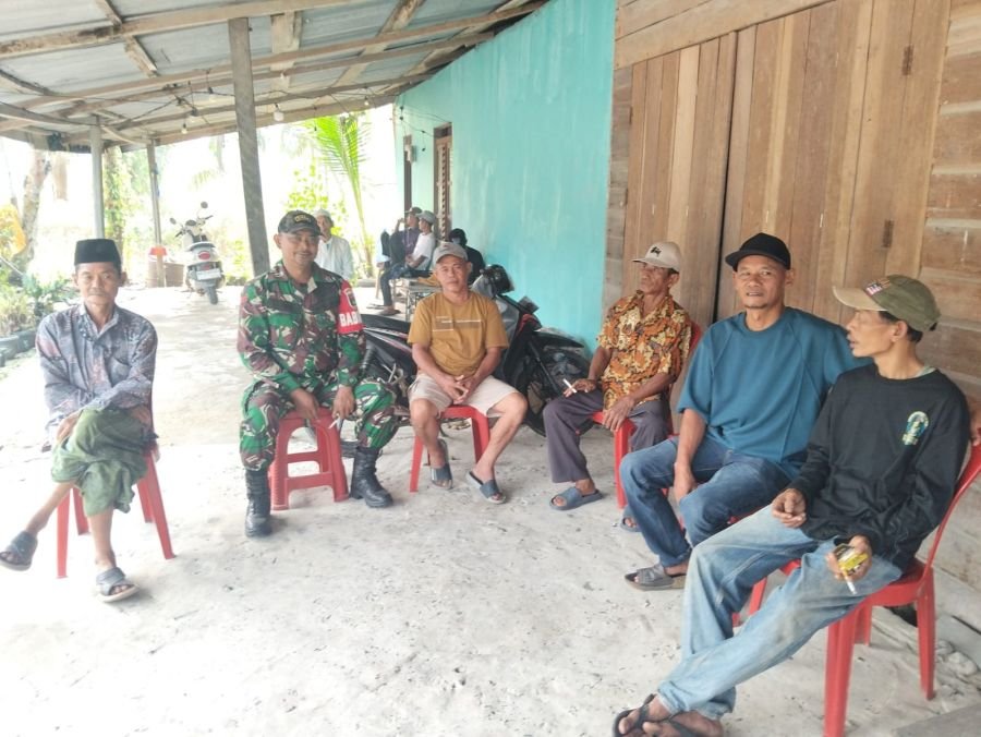 Babinsa Koramil 09/Kemuning Rutin Komsos dan Pengawasan SDM di Kuala Lemang