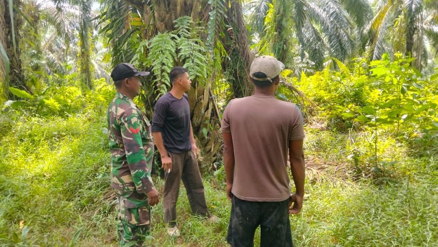 Babinsa Koramil 09/Kemuning Rutin Patroli Tapal Batas, Pastikan Wilayah Tetap Aman dan Kondusif