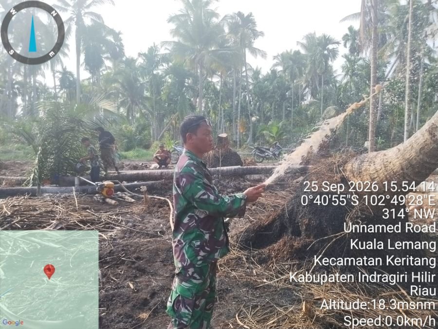 Babinsa Koramil 09/Kemuning Serda Darmadi Uji Coba Sumur Bor untuk Penanggulangan Karhutla