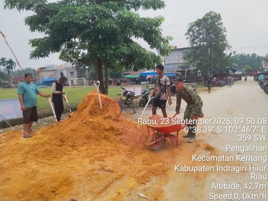 Babinsa Koramil 09/Kemuning Serda Darmadi Goro Timbun Tepi Jalan Bersama Warga Desa Pengalihan