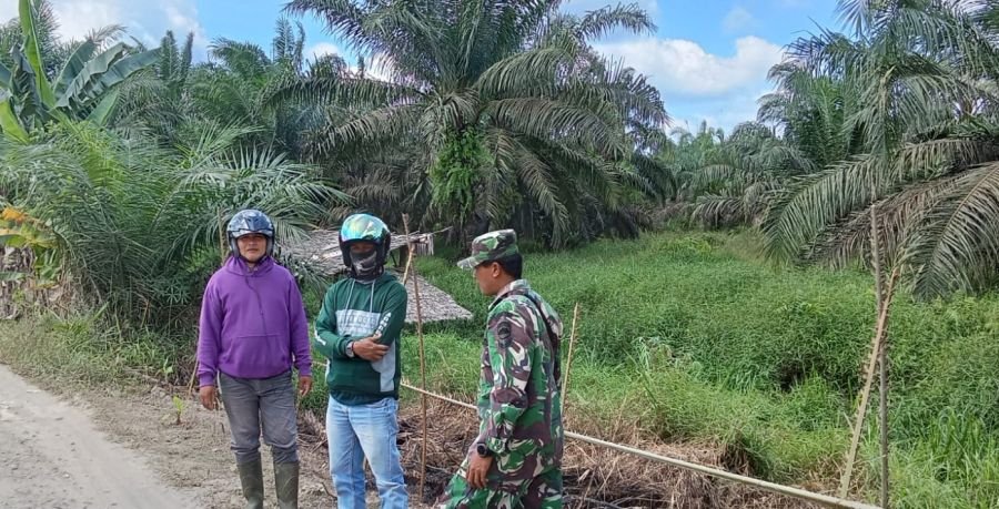 Babinsa Koramil 09/Kemuning Serka Rizal Nst Patroli Tapal Batas, Keritang Hulu Nihil Asap