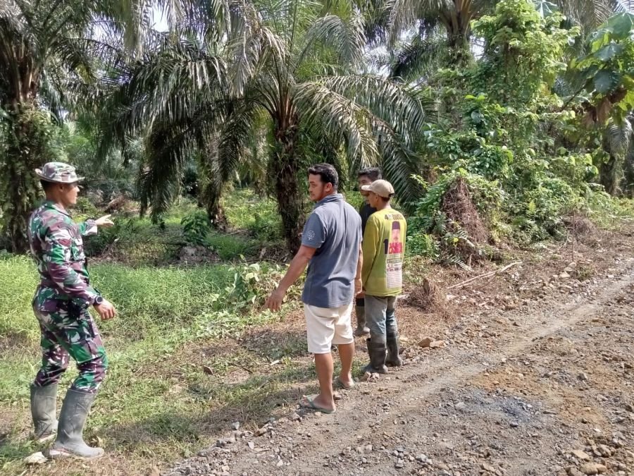Babinsa Koramil 09/Kemuning Sosialisasi Karhutla, Warga Pasar Kembang Siap Jaga Lingkungan