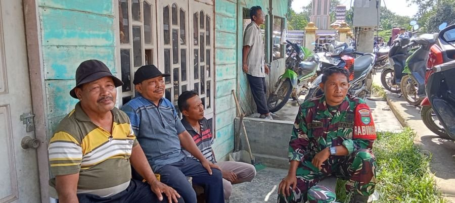 Babinsa Koramil 09/Kemuning Turun ke Pasar, Awasi SDM dan Perkuat Komsos
