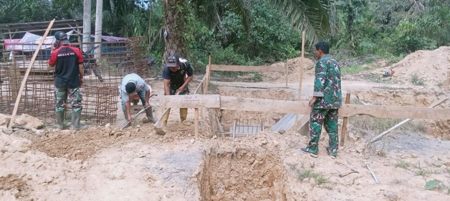 Babinsa Koramil 09/Kemuning Turun Langsung Rakit Besi Jembatan Perintis Garuda di Kemuning